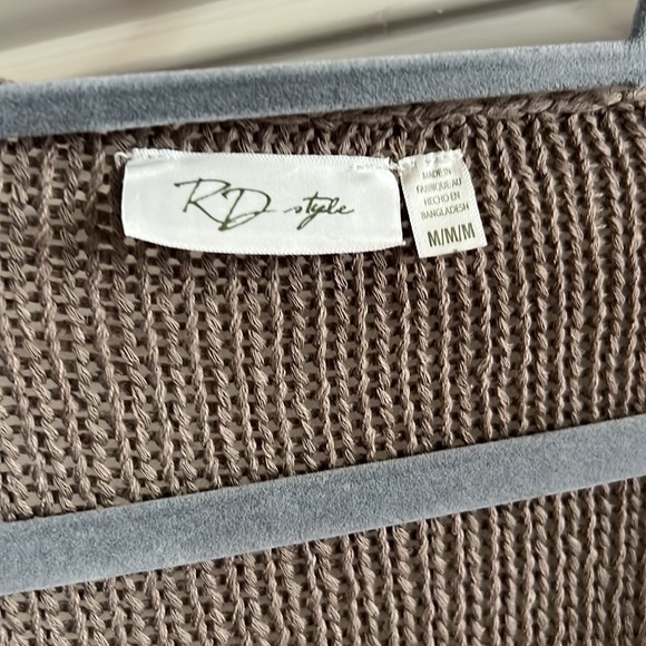 Taupe colored crisscross sweater - Picture 4 of 4